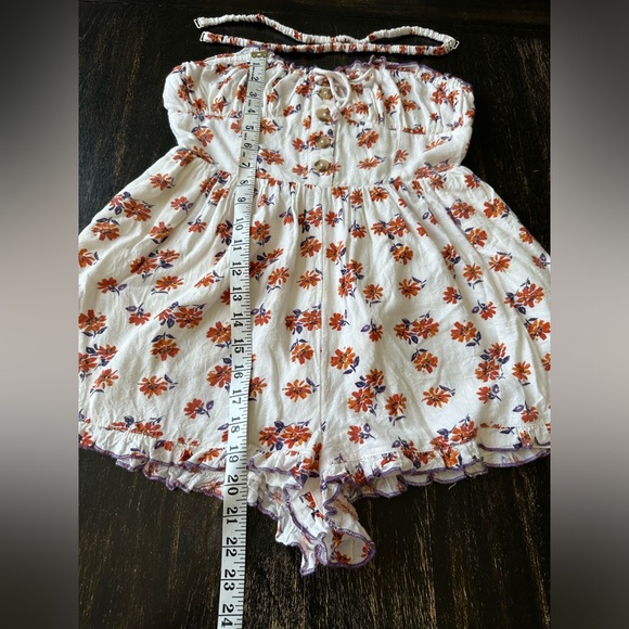 Urban Outfitters Betti Print/Floral Button Ruffle Rompers.Color Ivory. Size XS - Picture 6 of 12